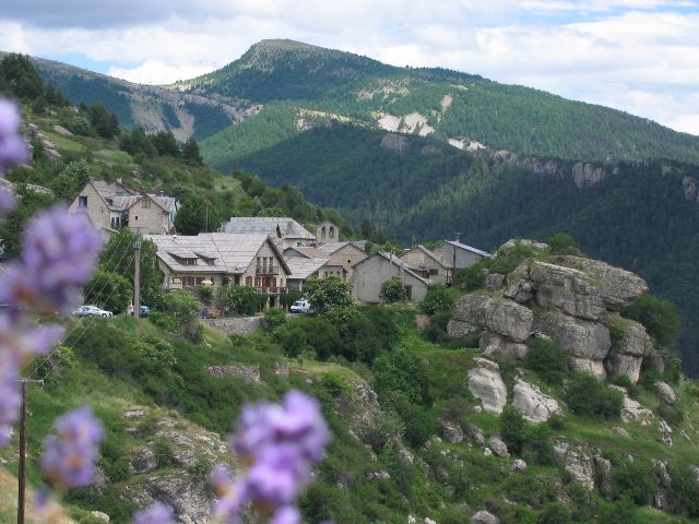 Vuoren rinteeseen piiloutunut Peyresqin kyl. Ranska.